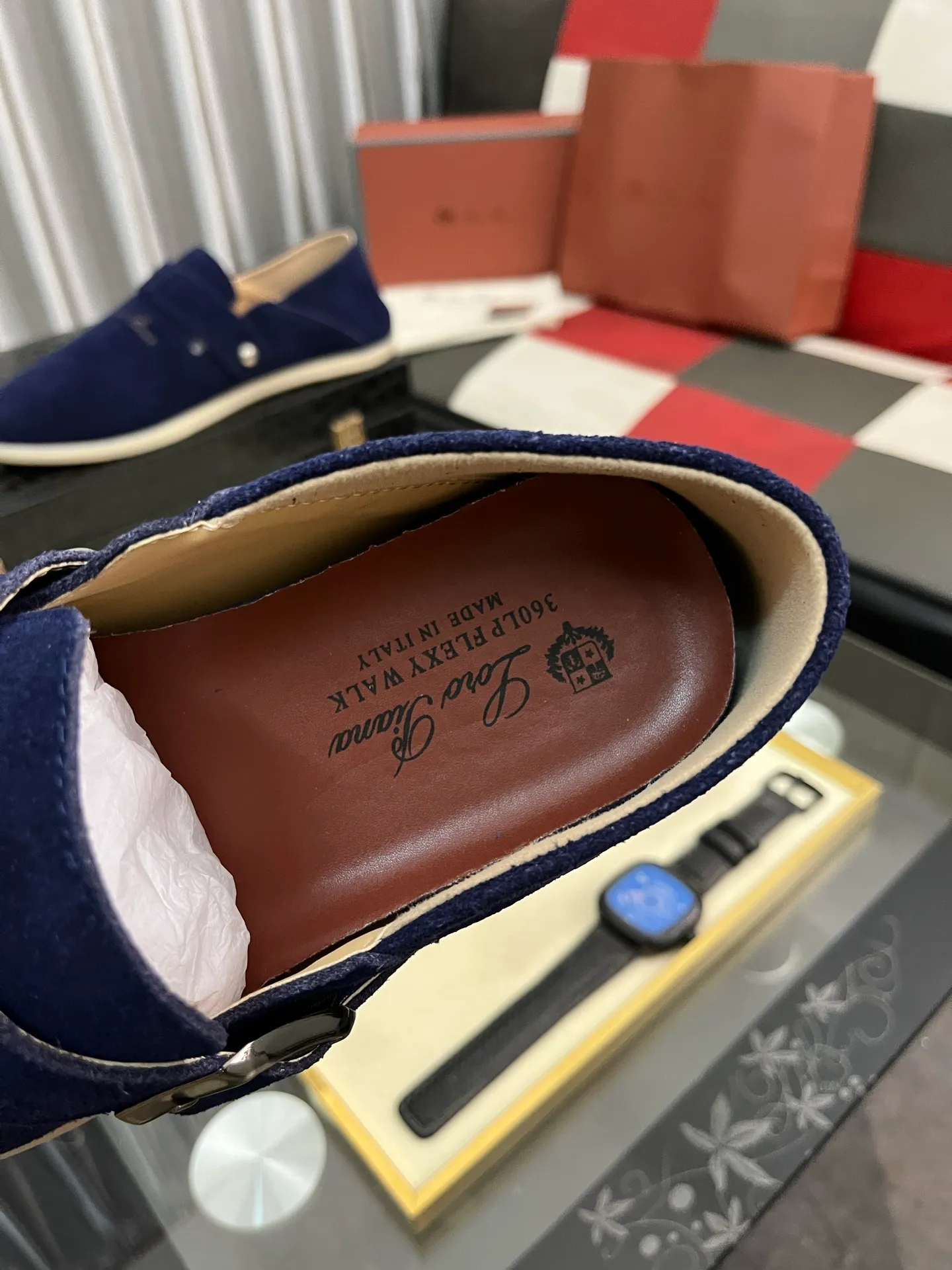 Men's men's shoes 💰458⌚️⌚️ Loro Piana's classic hot model lp top version of Pili casual shoes. It turns out that these are the casual shoes that are said to be able to walk 20,000 steps without getting tired. This pair has both good looks and feel. You will be completely lost as soon as you put it on. The minimalist design is eye-catching and durable, and it is a bonus for dressing. The soft feeling on the feet has outstanding texture, and it is very nice without abrasion on the feet. The soft and waxy soles make it easy to wear for daily use for a long time. Who can resist a pair of versatile and good-looking loafers? Don't be too elegant at all, the feel and texture of the feet are good, the key is to make the legs look longer and not tire the feet, the main thing is that it is just right!        Material: Original cowhide Lining: Original sheepskin Outsole: Original sole Size: 38-44